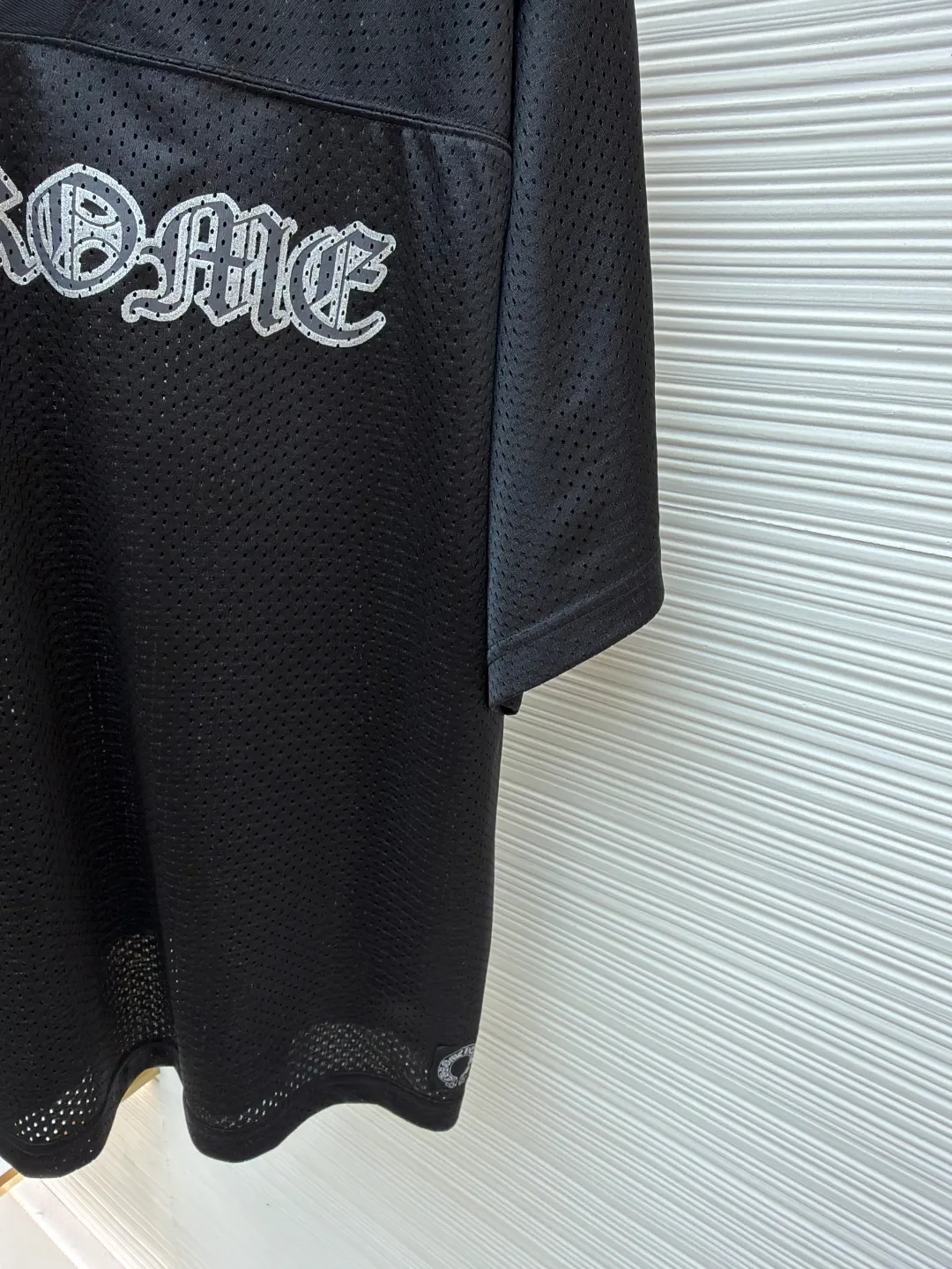 Chrome Hearts Mesh Jersey Short Sleeve ●Item No.: 1682417-A10 ●Material: Mesh Fabric ●Technology: Glue Printing ●Color: Black ●Type: Loose Fit ●Weight: About 305 Grams ●Size: S-M-L-XL ●Description: Customized Obsidian Star Mesh Cloth Cool, breathable and comfortable to the skin Because of its unique mesh structure, it can effectively discharge heat and moisture from the body. Mainly based on obsidian black. Give a deep sense of luxury. Western Gothic body text is embedded in the mesh gaps to control the visual focus. Unique V-neck design. Modify the neck line. Numbers are integrated into the ritual expression of rock and roll beliefs. Interpret faith with rebellion. Dare to be broken. Leading the rebellion, using imported bright golden paste printing. The printing has been modified three times with the film screen. Use glue liquid paint to print the pattern on the fabric. The fabric is baked to fix the printed pattern, and the fabric has been washed. It has better hand feel and texture. It is not easy to deform, not easy to shrink, not easy to fade Maintain long-lasting beauty. The overall wiring is straight and delicate, the fabric is comfortable and soft, and the color is consistent without color difference. It can be matched with the same style to create a fashionable look and control various occasions. Customized accessories, complete with three standards, same style for men and women!